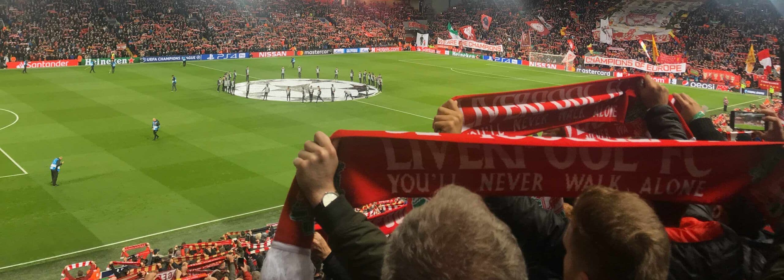 Ein volles Fußballstadion während eines Spiels