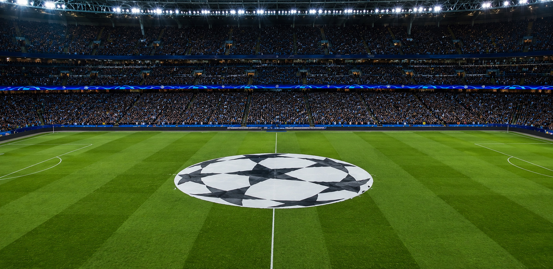 Der Champions-League-Pokal unter dem Flutlicht eines Abendspiels