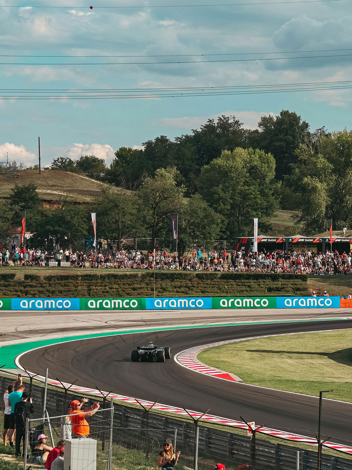 Formel-1-Autos auf der Rennstrecke während eines Rennwochenendes